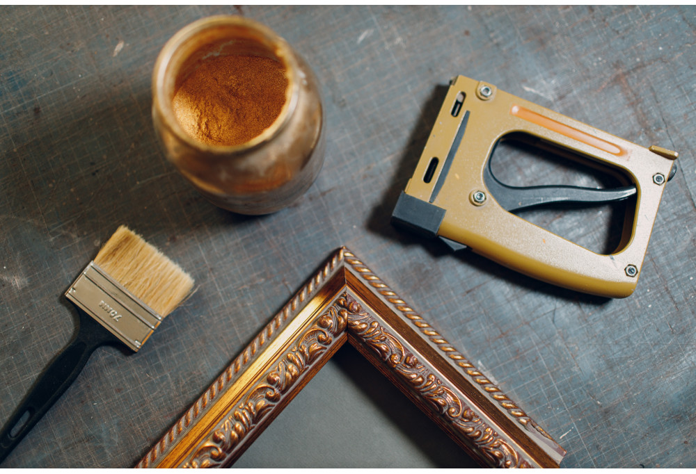 Cómo combinar marcos diferentes en una pared: ideas y consejos de estilo